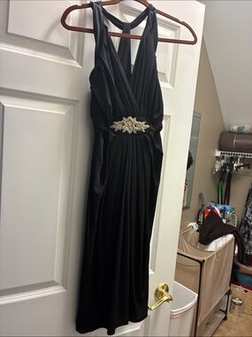 Black One-Shoulder Evening Dress with Ornamental Waist Accent